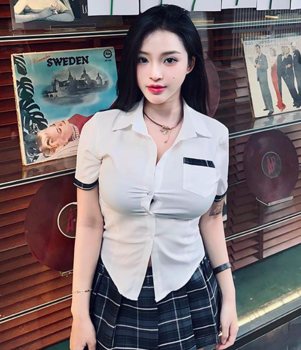 3 đường cong siêu to, cô gái xinh đẹp đã "người hâm mộ cuồng nhiệt" bị tấn công, nghi ngờ phẫu thuật thẩm mỹ - Ảnh 2.