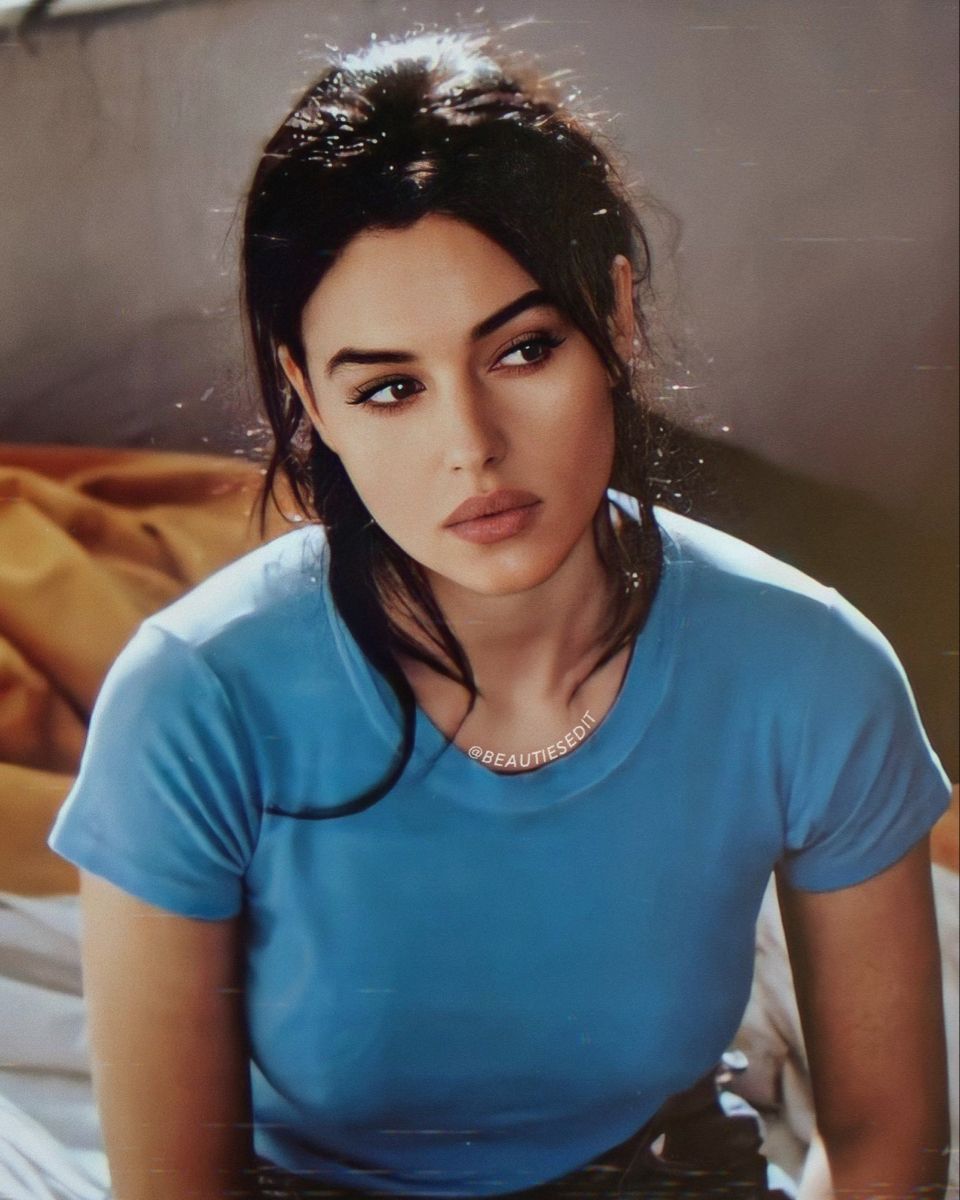 quốc - Quốc bảo nhan sắc bị đánh đập chỉ vì quá đẹp bây giờ ra sao? Monica-bellucci9-17245145808921867863275-1724659573419-17246595735261566267723