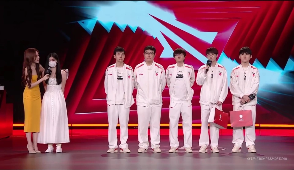 TES đã thua trong trận chung kết nhánh thua với WBG và giờ phải chờ kết quả trận đấu BLG - WBG