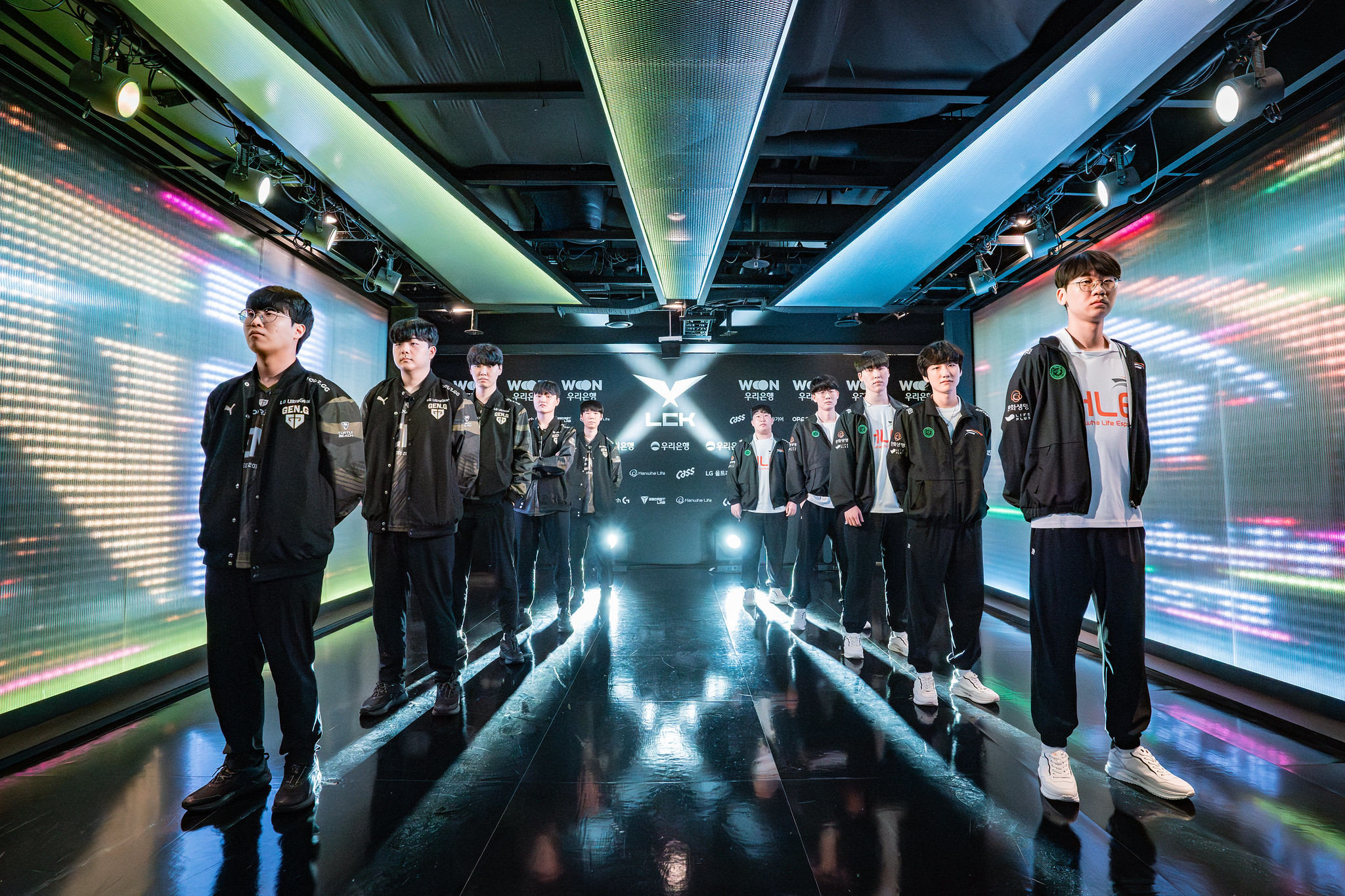 Nhưng ngay cả trận đấu như Gen.G - HLE cũng ít lượt xem hơn trận T1 - KT nên có lẽ LCK thực sự lo lắng.