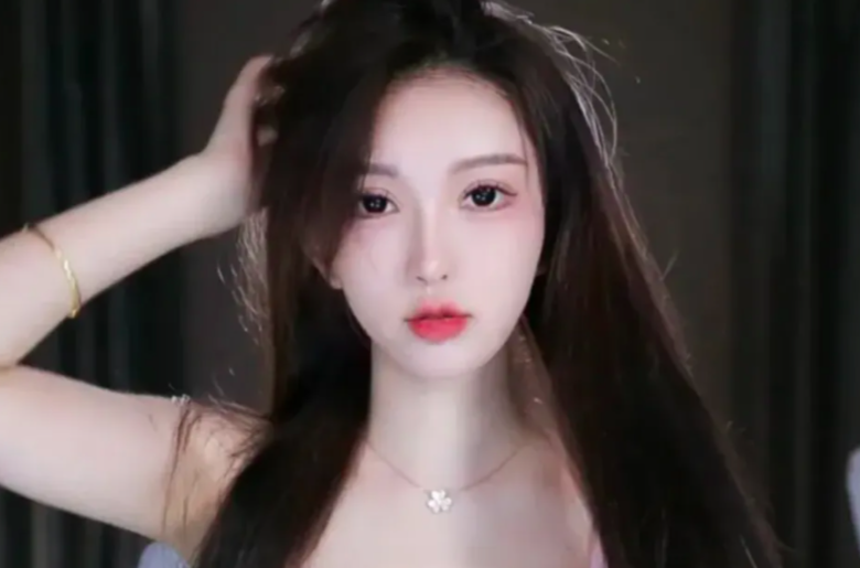 Nữ streamer làm nội dung 18+, kéo dây áo lên khi livestream - Ảnh 6.