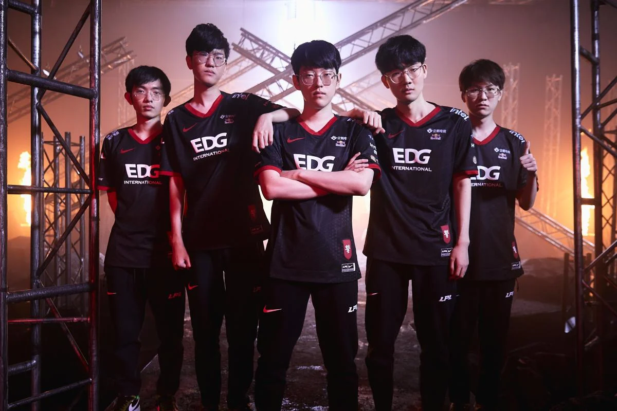 Scout (giữa) đã giành chức vô địch thế giới năm 2021 cùng EDG