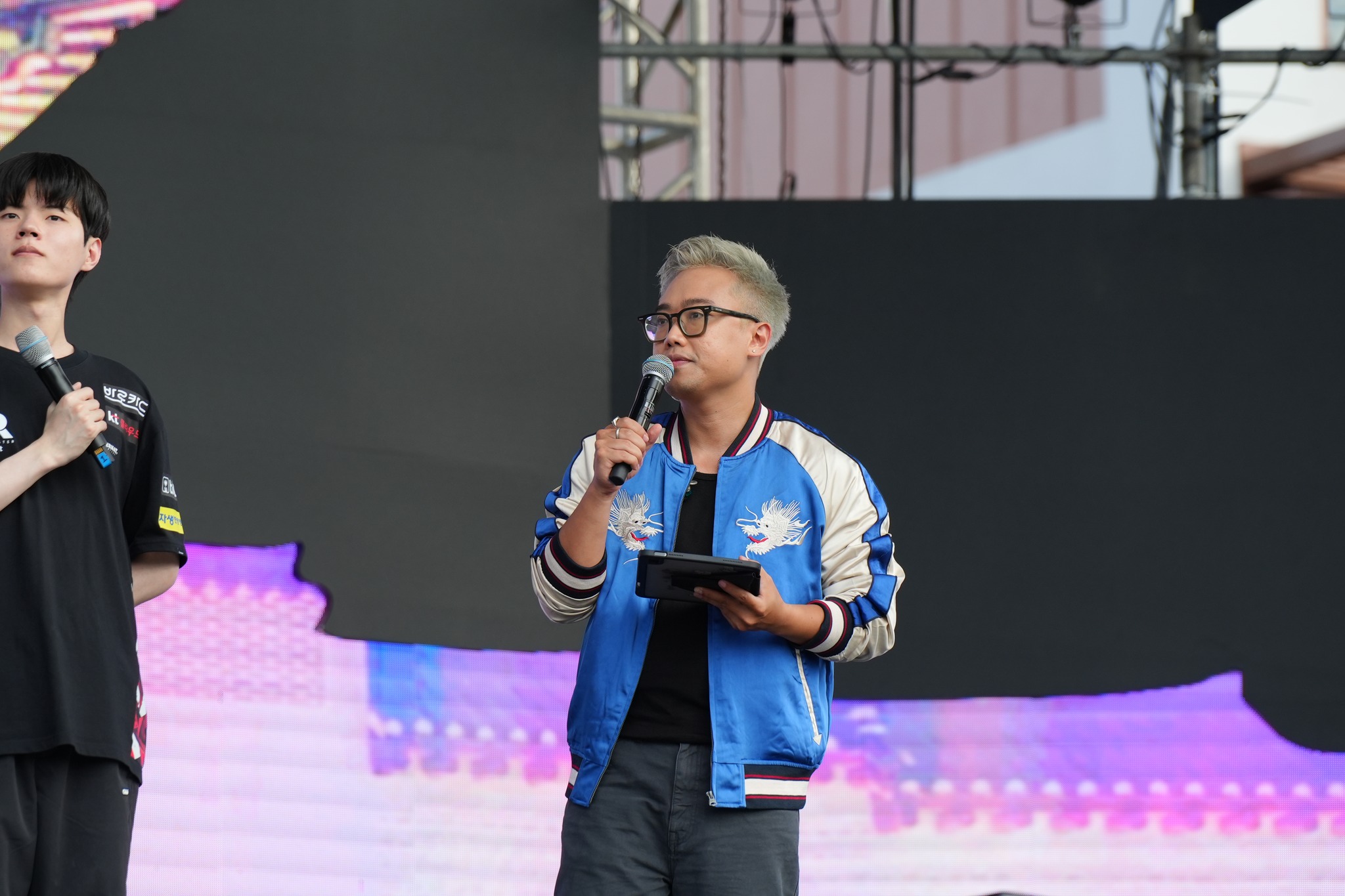 Thể thao điện tử nói chung và VCS nói riêng không nằm ngoài những hoạt động hỗ trợ người dân chịu ảnh hưởng của lũ lụt trong những ngày qua. Thể thao điện tử nói chung và VCS nói riêng không nằm ngoài những hoạt động hỗ trợ người dân chịu ảnh hưởng của lũ lụt trong những ngày qua.