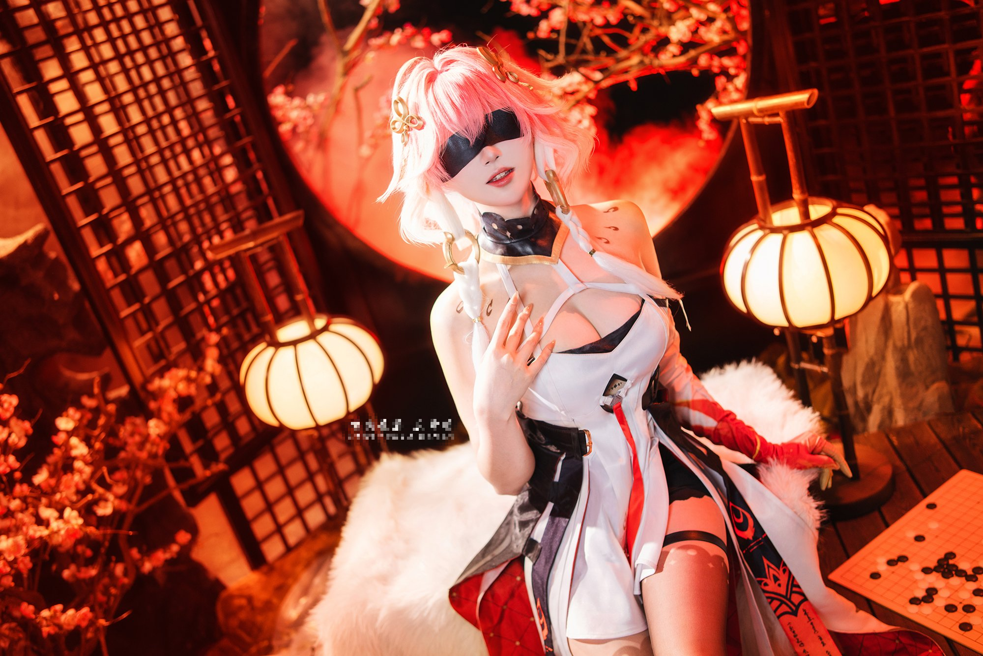 Với lợi thế vòng một siêu khủng, nữ cosplayer này dễ dàng 