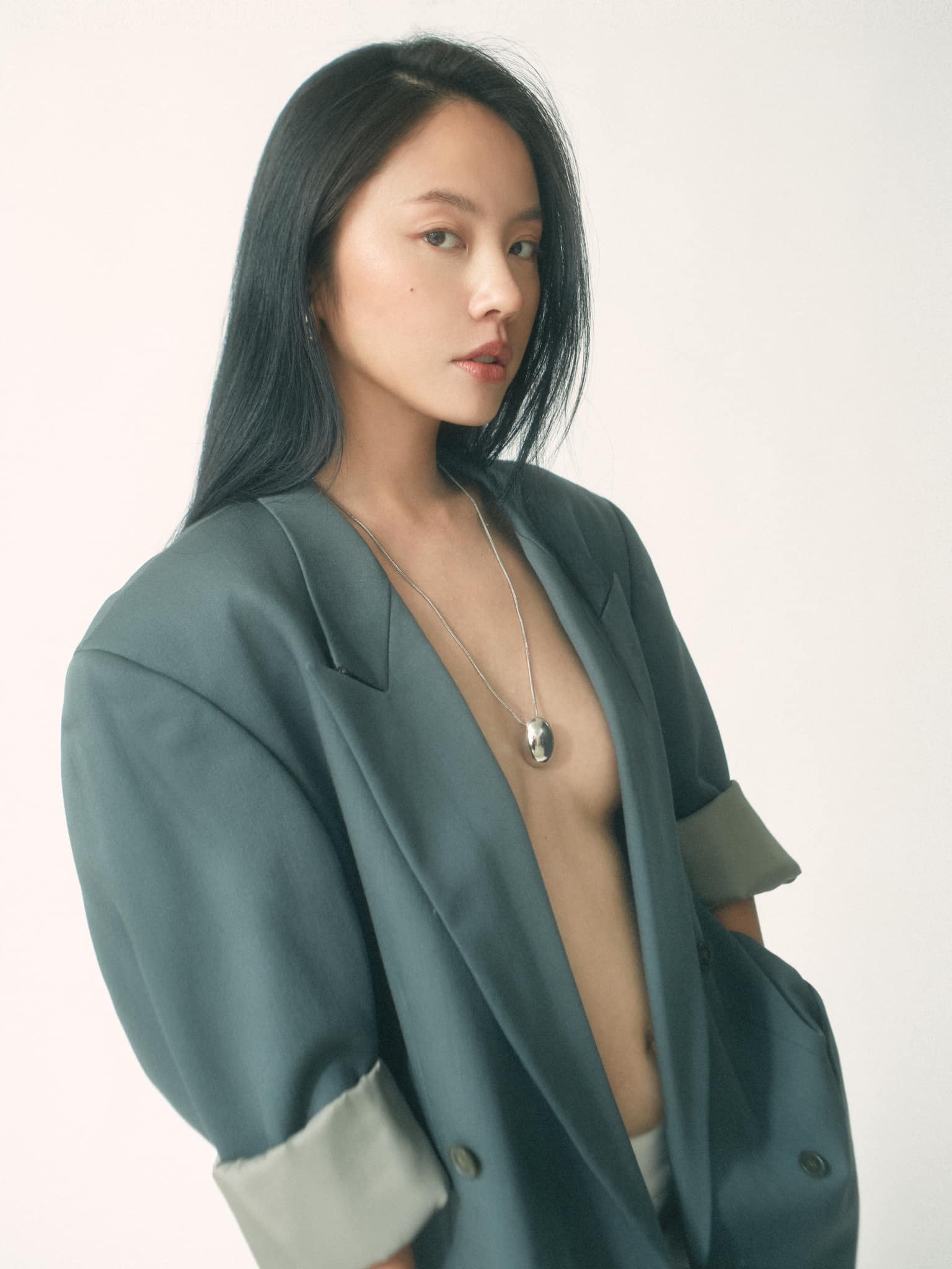 Hot girl gây tranh cãi với cảnh quay 