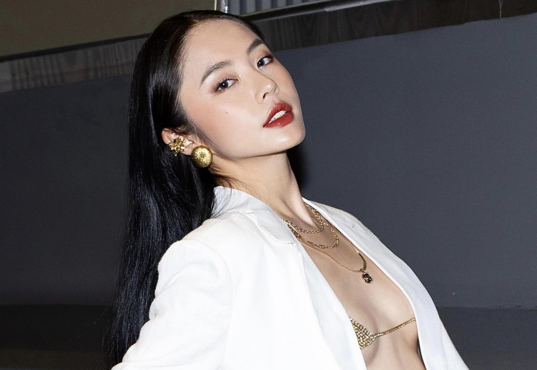 Hot girl gây tranh cãi với cảnh quay 