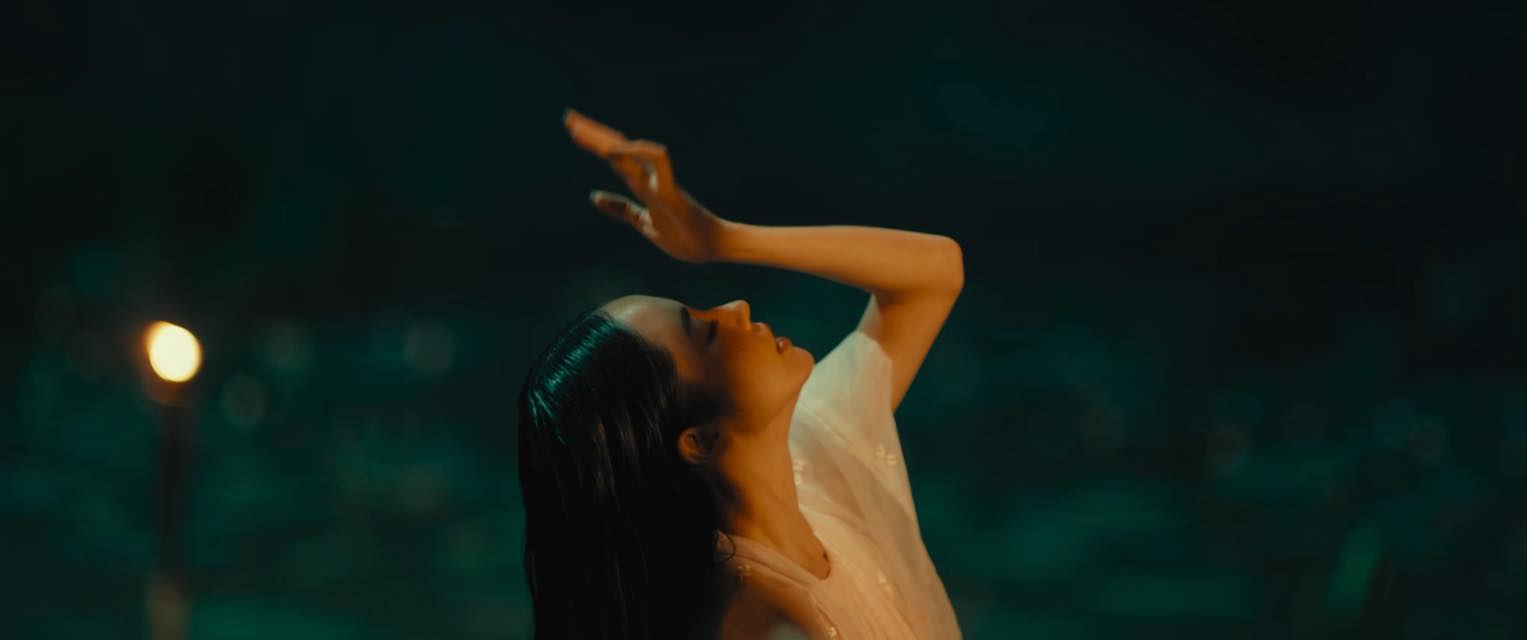 Hot girl gây tranh cãi với cảnh quay 