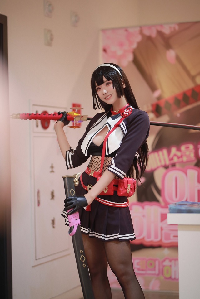 Hot girl đó chính là Nari - nữ cosplayer, streamer và nhà sáng tạo nội dung