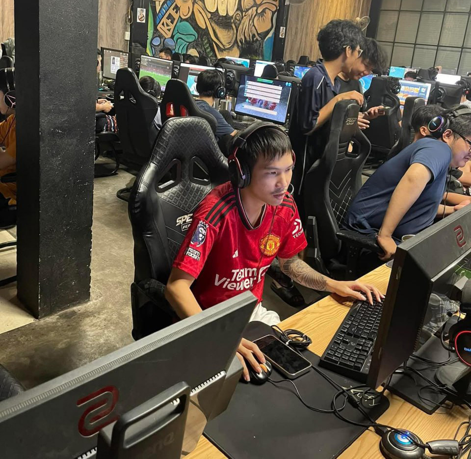 Sena đột nhiên xuất hiện tại một quán cà phê internet trong cơn bão Yagi gần đây. Sena đột nhiên xuất hiện tại một quán cà phê internet trong cơn bão Yagi gần đây.