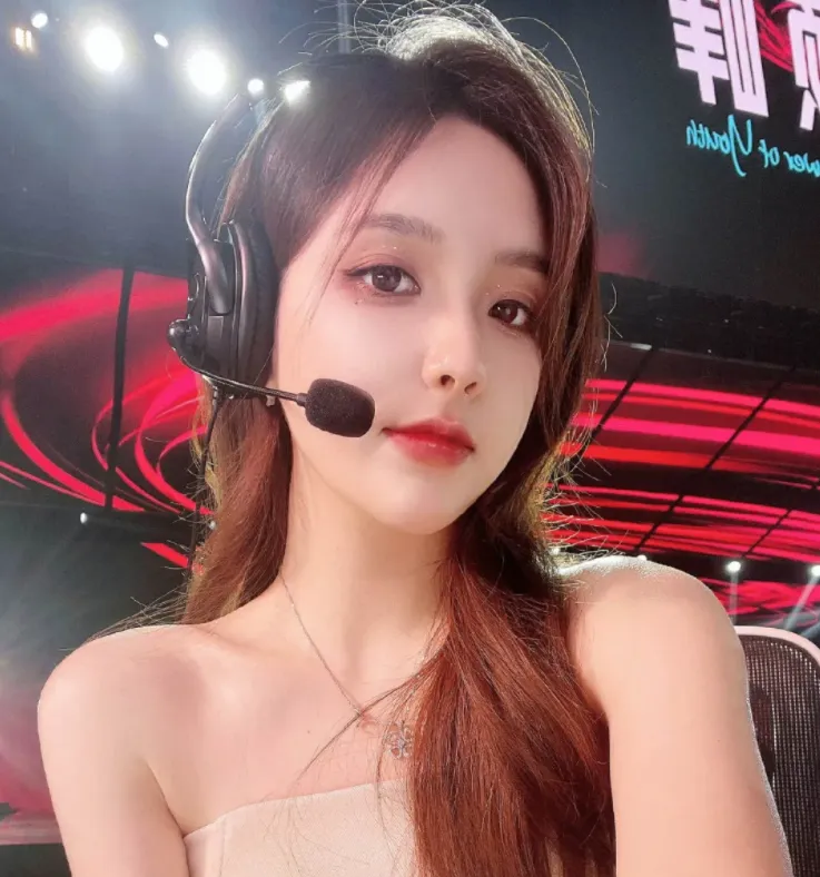 Một phút hớ hênh, "nữ thần" LPL xinh đẹp để lộ hậu trường stream khó tin, fan vỡ mộng vào thần tượng của mình?- Ảnh 1.