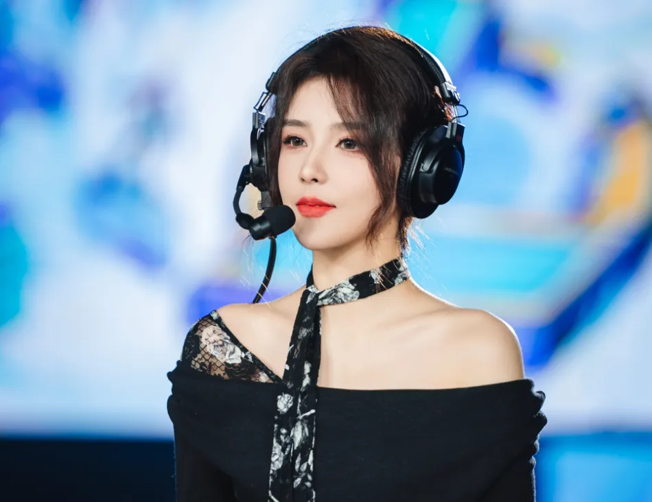 Một phút hớ hênh, "nữ thần" LPL xinh đẹp để lộ hậu trường stream khó tin, fan vỡ mộng vào thần tượng của mình?- Ảnh 2.