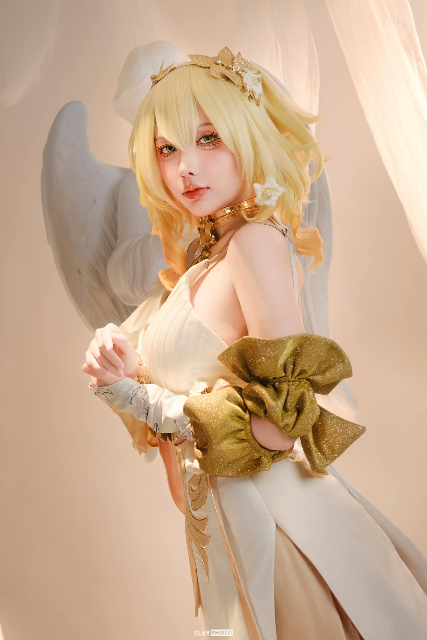 Ngắm màn cosplay Aglaea nuột nà, fan nam 