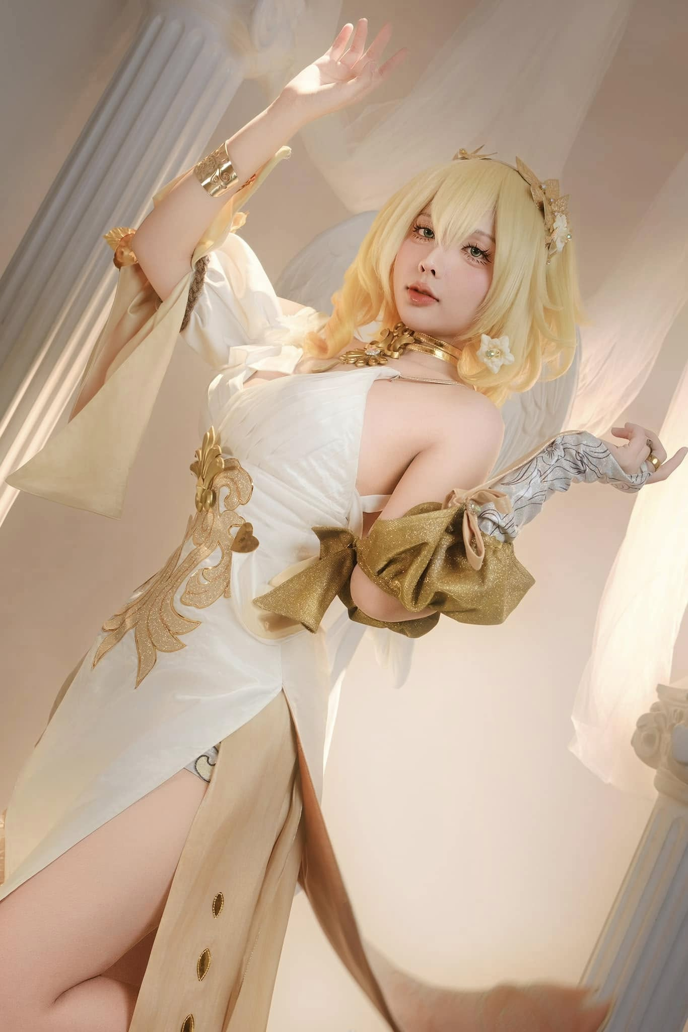 Ngắm màn cosplay Aglaea nuột nà, fan nam 