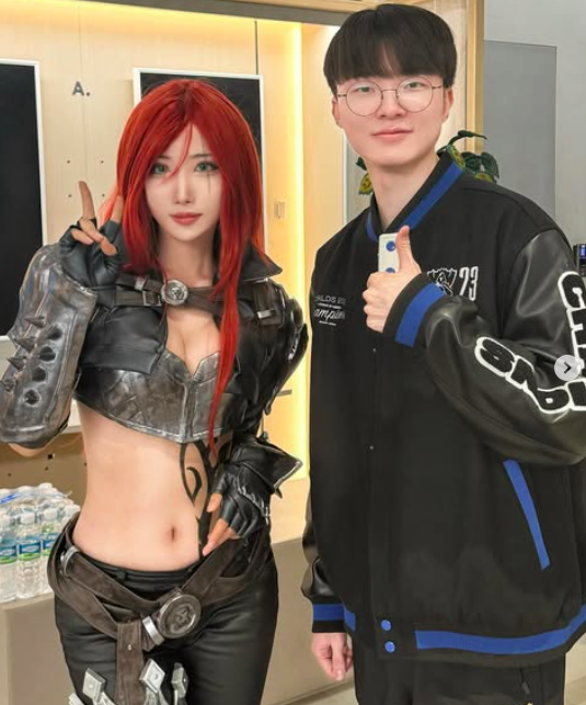 Ngắm loạt ảnh cosplay siêu nóng bỏng của fan nữ Faker, hút hồn game thủ- Ảnh 1.