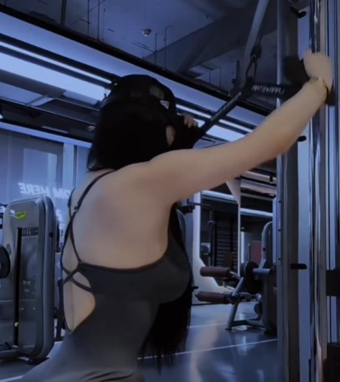 Phẫn nộ trước chiêu trò "câu view" của fanpage "tập yoga" trá hình- Ảnh 1.