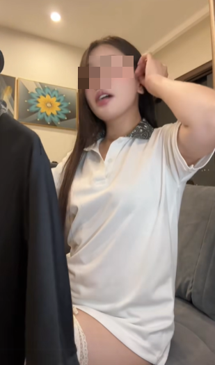 Diện trang phục không phù hợp để bán quần áo, hot girl khiến người xem ngỡ ngàng khi bất chấp để bán hàng online- Ảnh 2. Diện trang phục không phù hợp để bán quần áo, hot girl khiến người xem ngỡ ngàng khi bất chấp để bán hàng online- Ảnh 2.