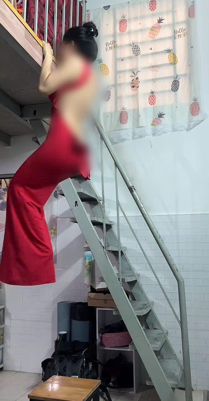 Diện váy dạ hội tập gym, nữ PT khiến cộng đồng mạng  Diện váy dạ hội tập gym, nữ PT khiến cộng đồng mạng