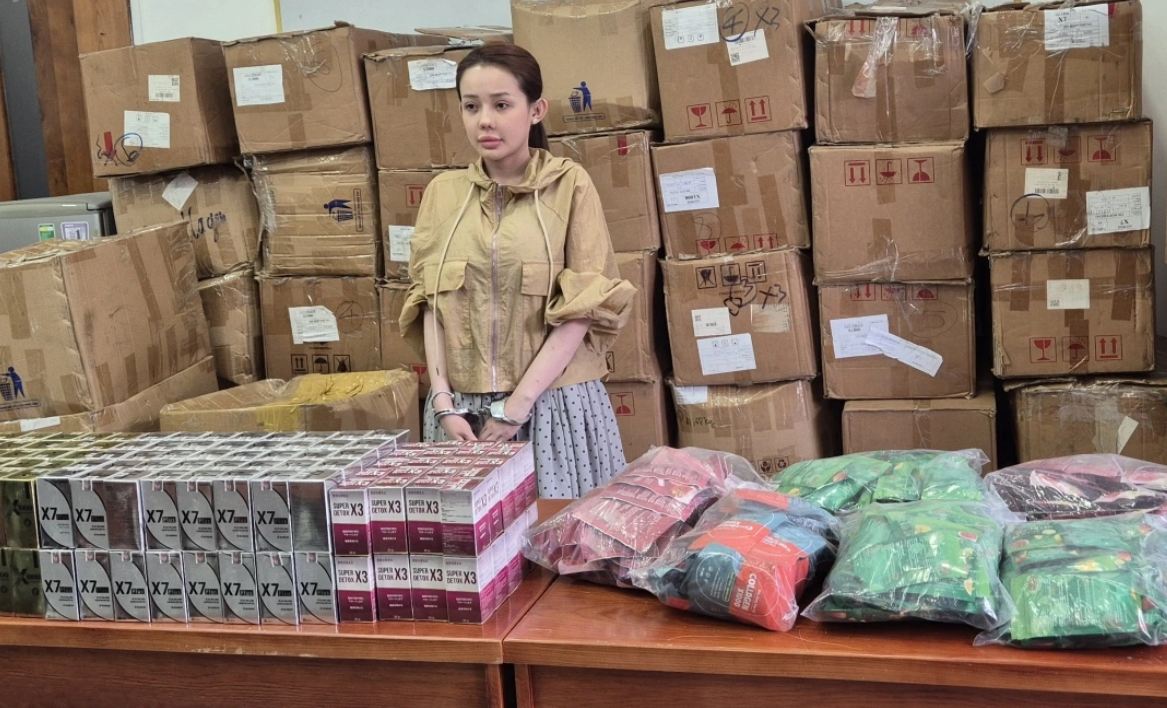 Cảnh nóng 1 phút phản cảm của Ngân 98- Ảnh 1.