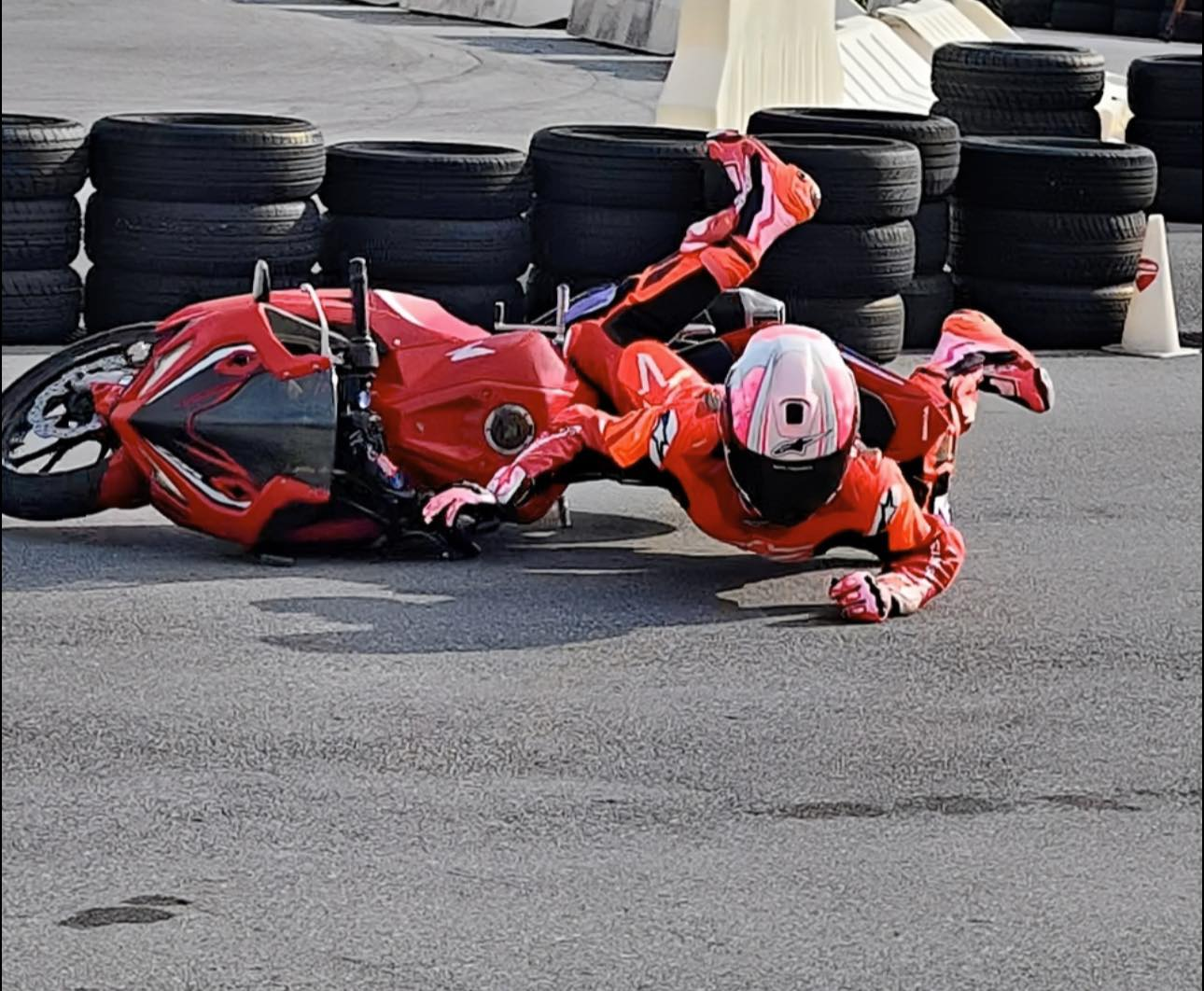 photo-1760713557416 photo-1760713557416