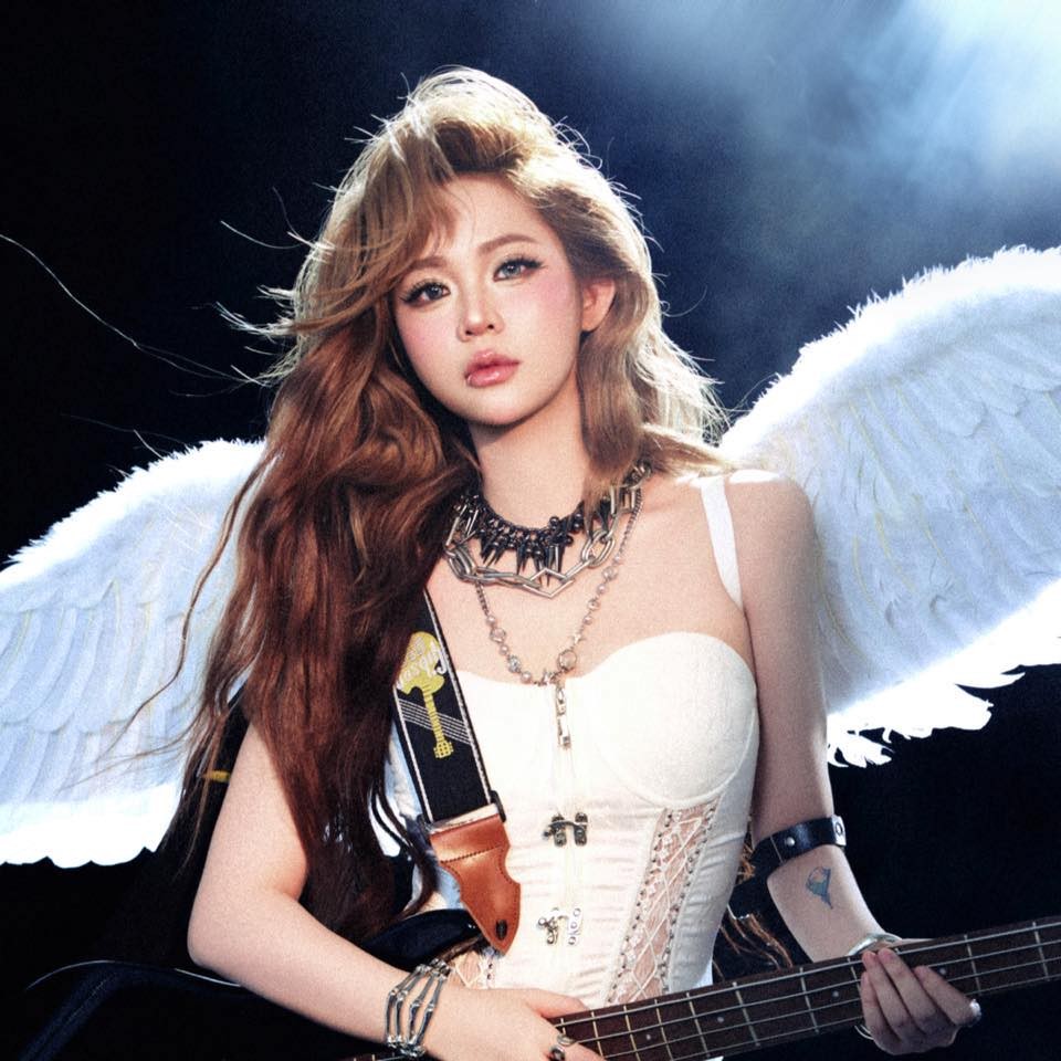 Diện đồ khoét sâu, Misthy lại khiến fan 