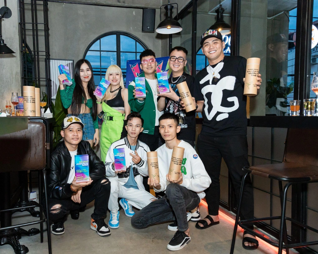 photo-1760933160177 photo-1760933160177