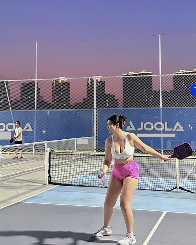 Bị mắng "gọi vốn" vì mặc đồ pickleball quá bé, cô gái 80kg đáp trả- Ảnh 1.
