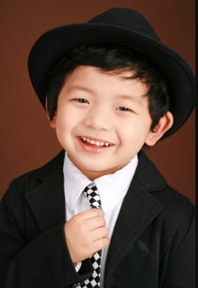 Cậu nhóc gây bão với biểu cảm "cười đểu", 17 năm sau lột xác chóng mặt, thành tích học siêu khủng!- Ảnh 2. Cậu nhóc gây bão với biểu cảm "cười đểu", 17 năm sau lột xác chóng mặt, thành tích học siêu khủng!- Ảnh 2.