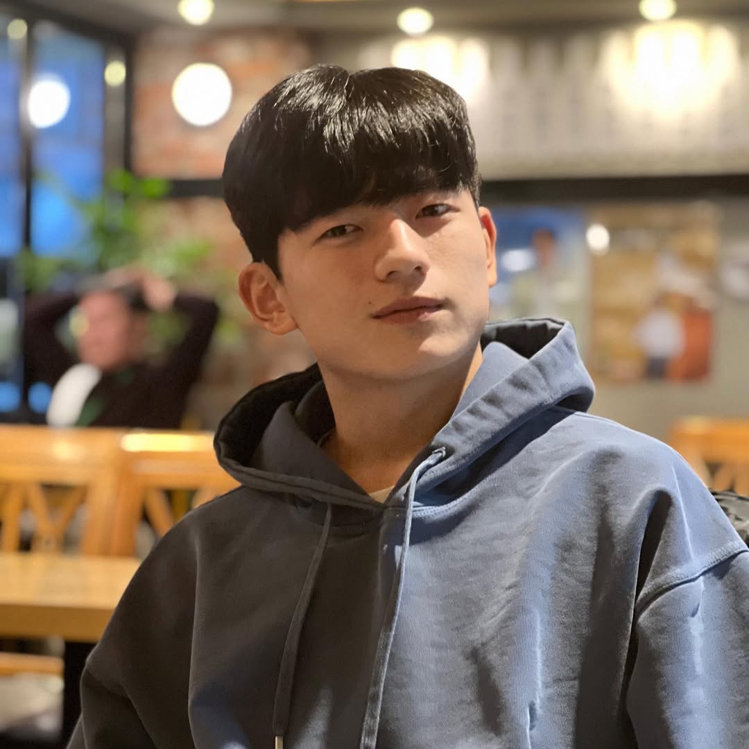 Cậu nhóc gây bão với biểu cảm "cười đểu", 17 năm sau lột xác chóng mặt, thành tích học siêu khủng!- Ảnh 5. Cậu nhóc gây bão với biểu cảm "cười đểu", 17 năm sau lột xác chóng mặt, thành tích học siêu khủng!- Ảnh 5.