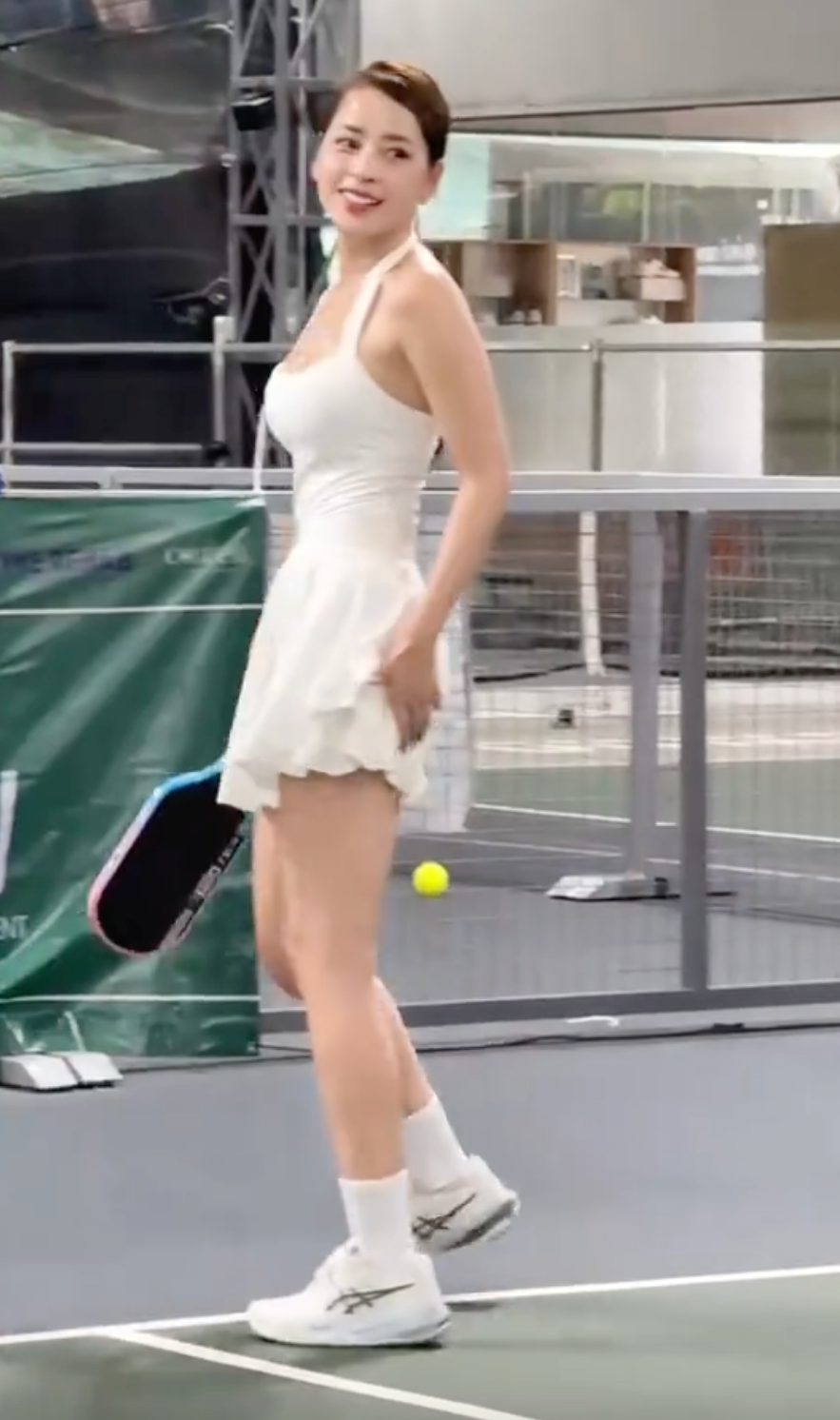 Chi Pu mồ hôi nhễ nhại, vòng eo trứ danh khiến sân pickleball mất tập trung- Ảnh 2. Chi Pu mồ hôi nhễ nhại, vòng eo trứ danh khiến sân pickleball mất tập trung- Ảnh 2.