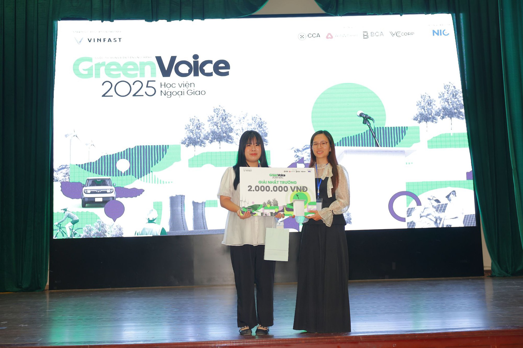 Cuộc thi hùng biện Green Voices có thí sinh đầu tiên vào chung kết: Chiến thắng nhờ thông điệp ‘sạc lại tư duy hội nhập’- Ảnh 3.