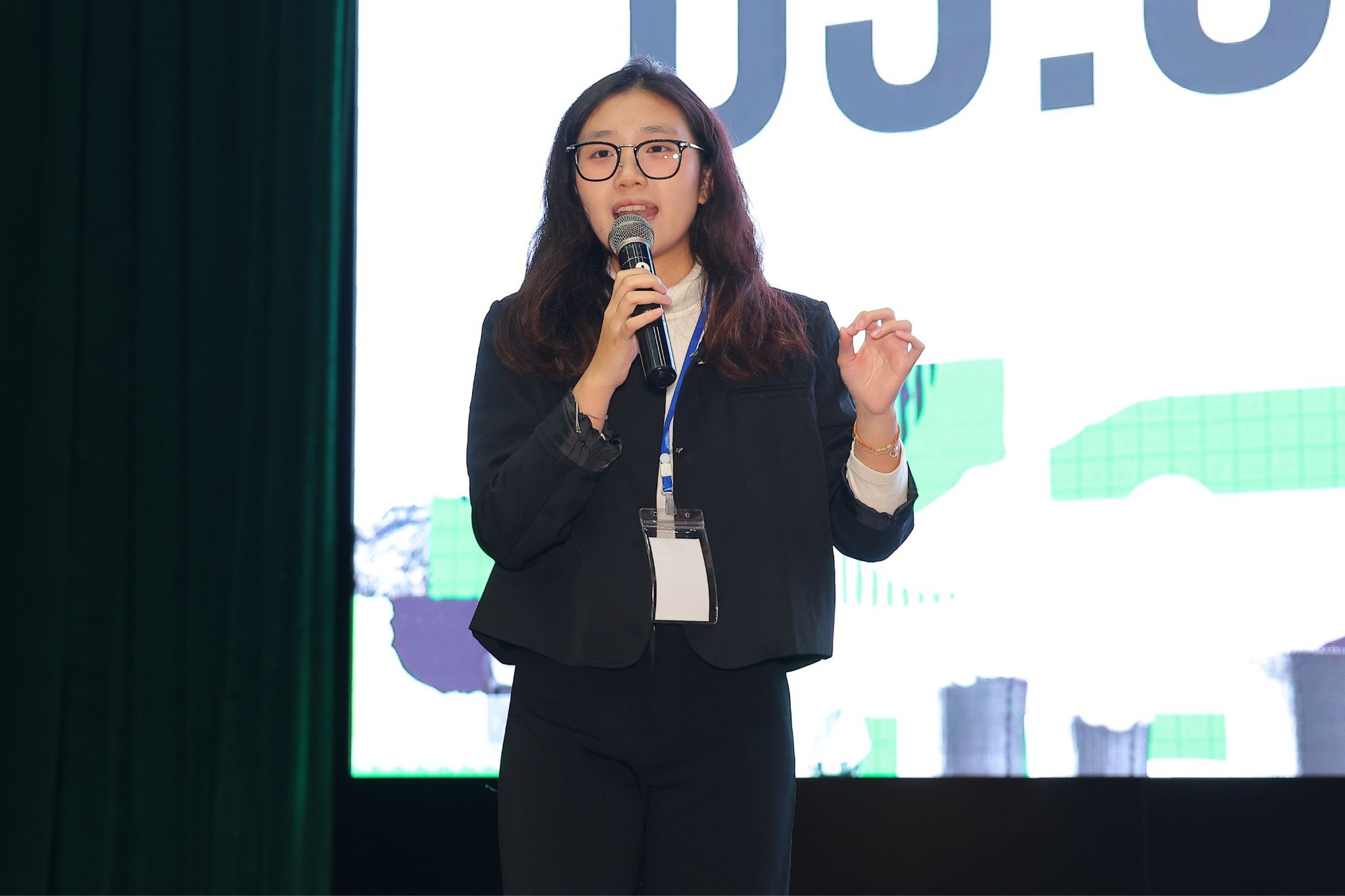 Cuộc thi hùng biện Green Voices có thí sinh đầu tiên vào chung kết: Chiến thắng nhờ thông điệp ‘sạc lại tư duy hội nhập’- Ảnh 15.