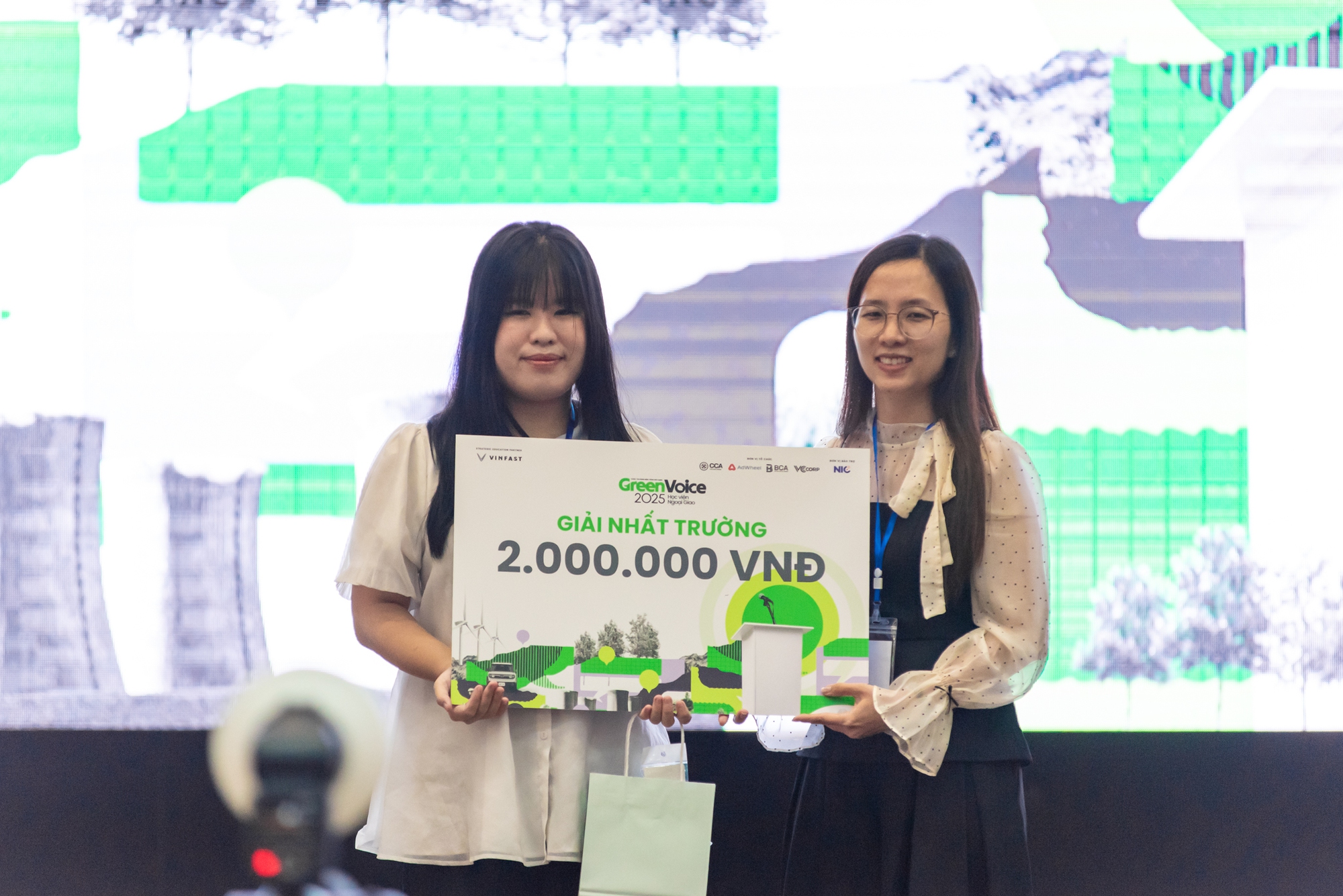 Nữ sinh Học viện Ngoại giao chiến thắng chặng mở màn Green Voices 2025 với thông điệp ‘xe điện không chỉ là phương tiện, mà là tấm VISA Xanh’- Ảnh 3.