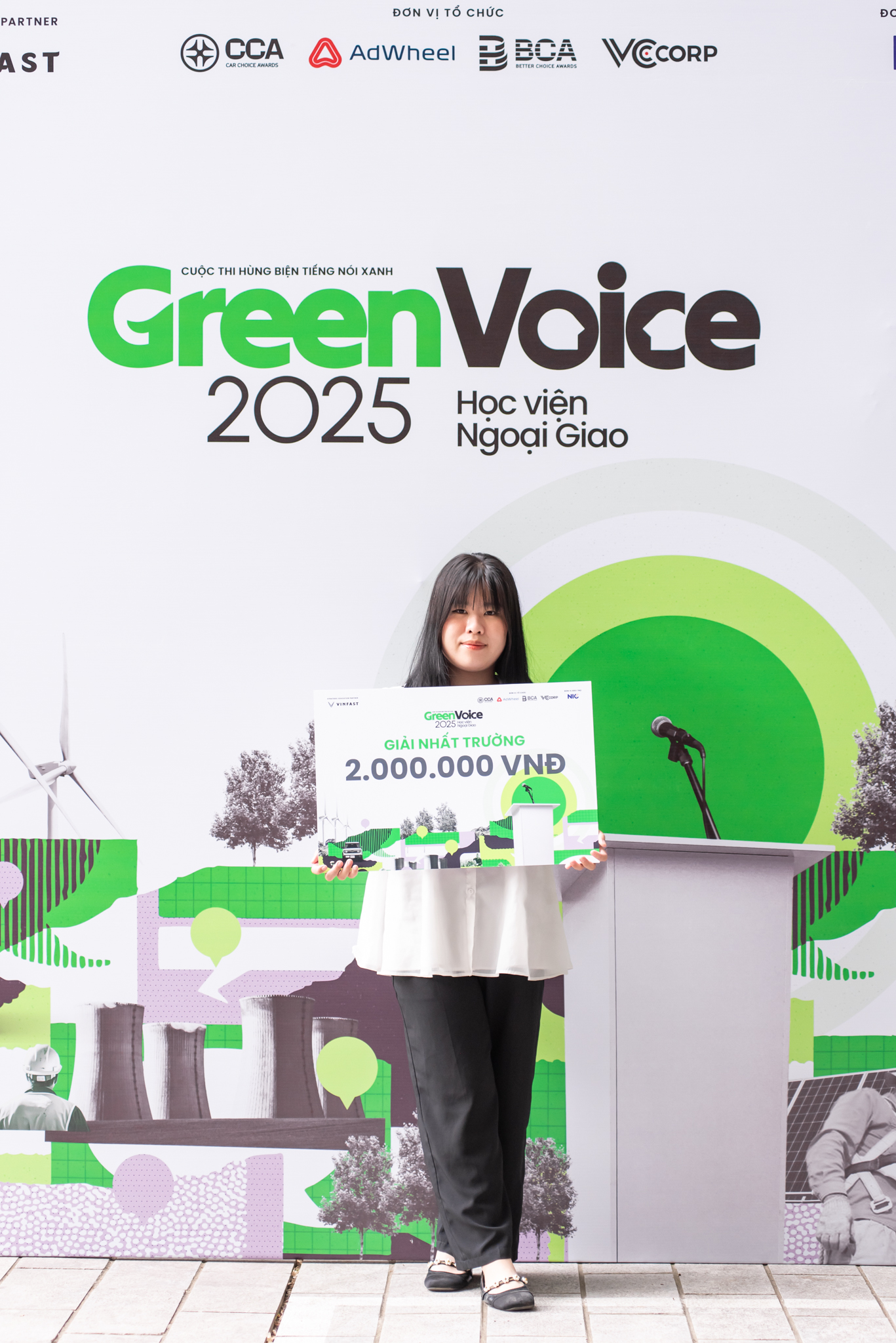 Nữ sinh Học viện Ngoại giao chiến thắng chặng mở màn Green Voices 2025 với thông điệp ‘xe điện không chỉ là phương tiện, mà là tấm VISA Xanh’- Ảnh 4.
