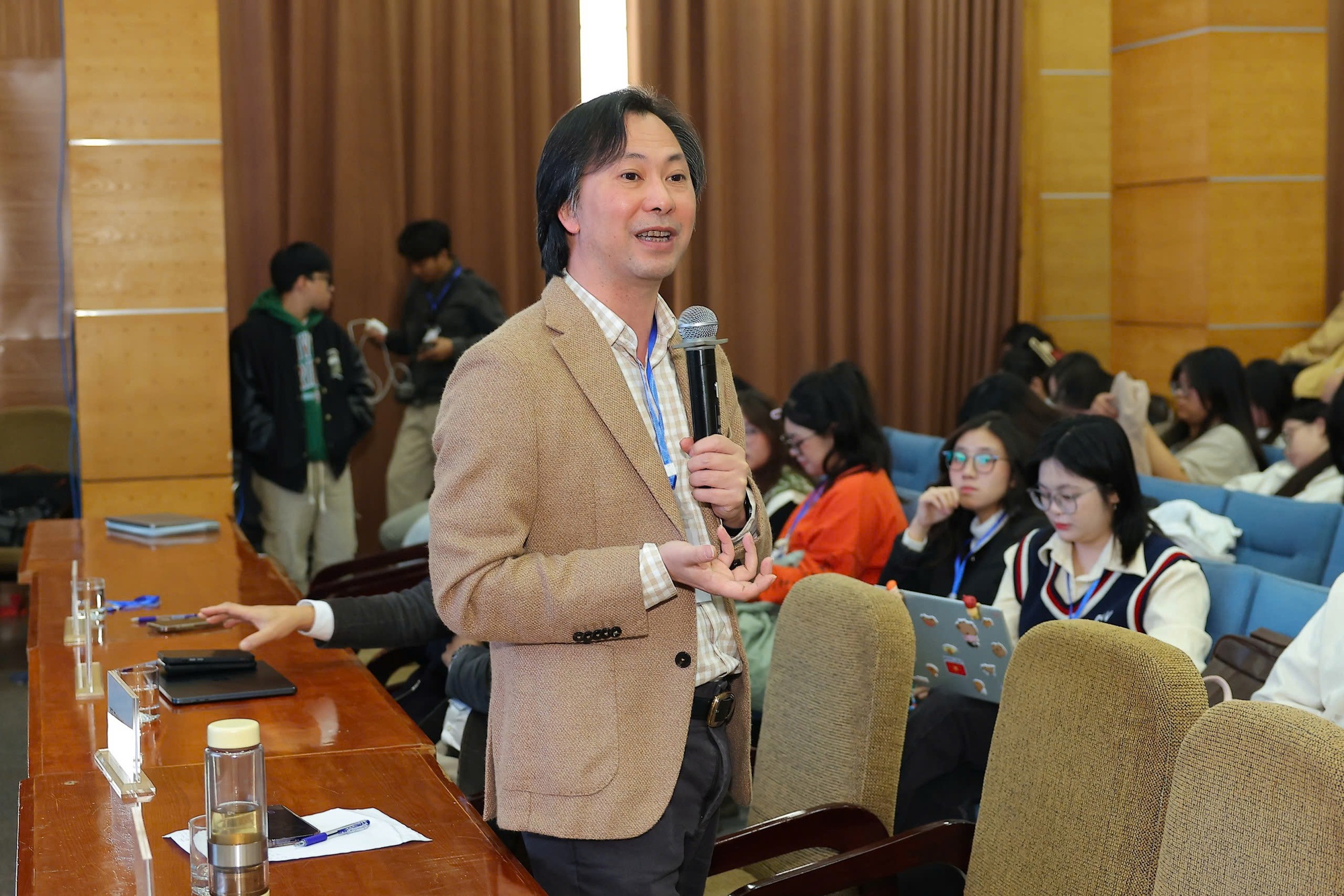 Chấm thi hùng biện Green Voices, giám khảo chia sẻ: Gen Z truyền tải sống xanh bằng ngôn ngữ 'bắt trend dễ viral'- Ảnh 2. Chấm thi hùng biện Green Voices, giám khảo chia sẻ: Gen Z truyền tải sống xanh bằng ngôn ngữ 'bắt trend dễ viral'- Ảnh 2.