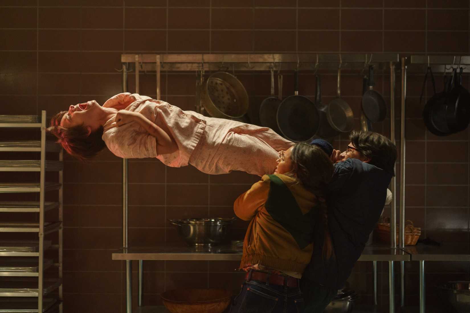 Điện Thoại Đen tái hiện thập niên 80 bằng phim nhựa Super 8, mang lại cảm giác rùng rợn khác lạ- Ảnh 2.