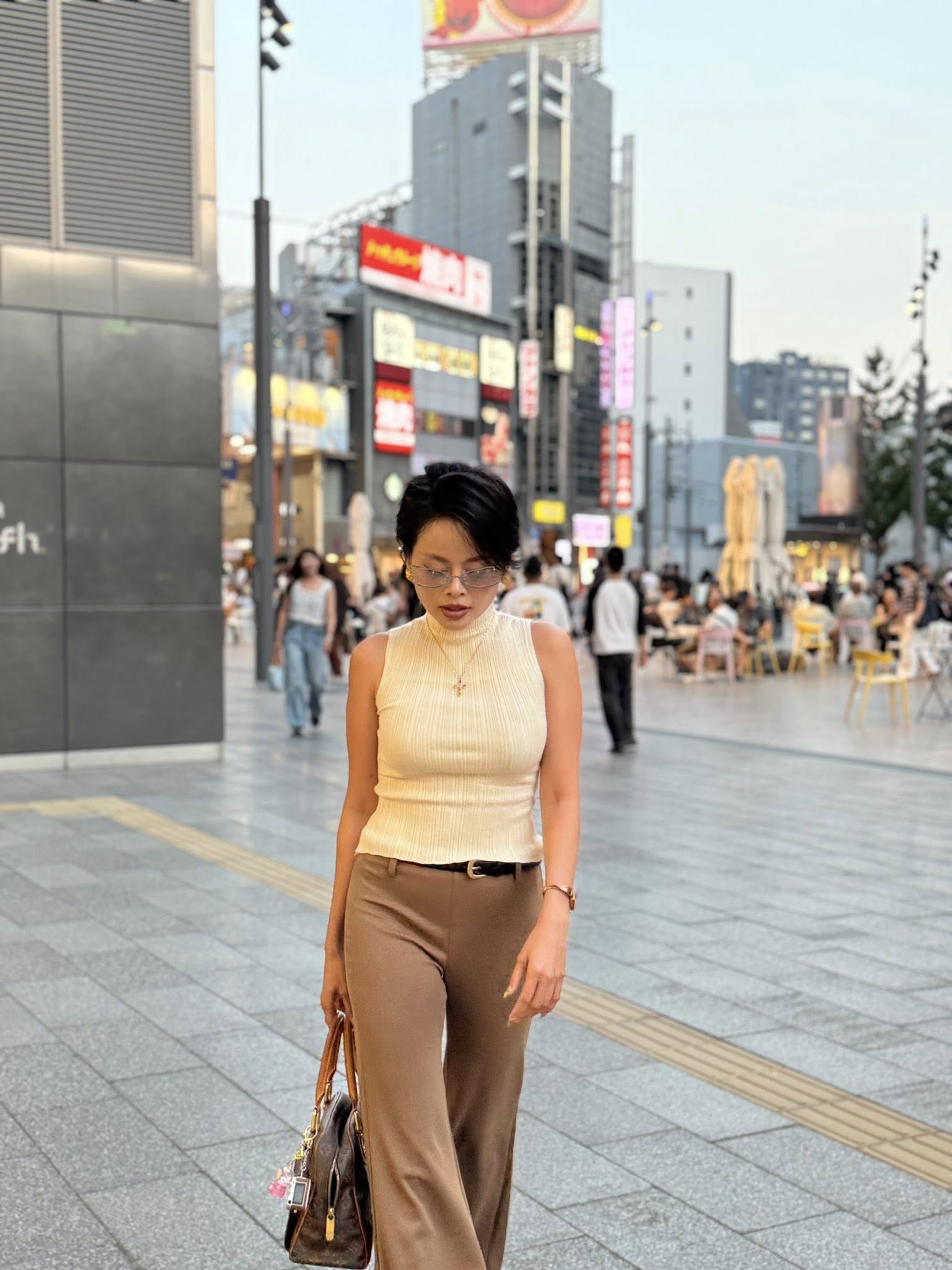 Tý Nị miền Tây lấy chồng Nhật sống sang chảnh, "mỏ hỗn" khét tiếng được gọi “tứ trụ Việt kiều” là ai?- Ảnh 9. Tý Nị miền Tây lấy chồng Nhật sống sang chảnh, "mỏ hỗn" khét tiếng được gọi “tứ trụ Việt kiều” là ai?- Ảnh 9.