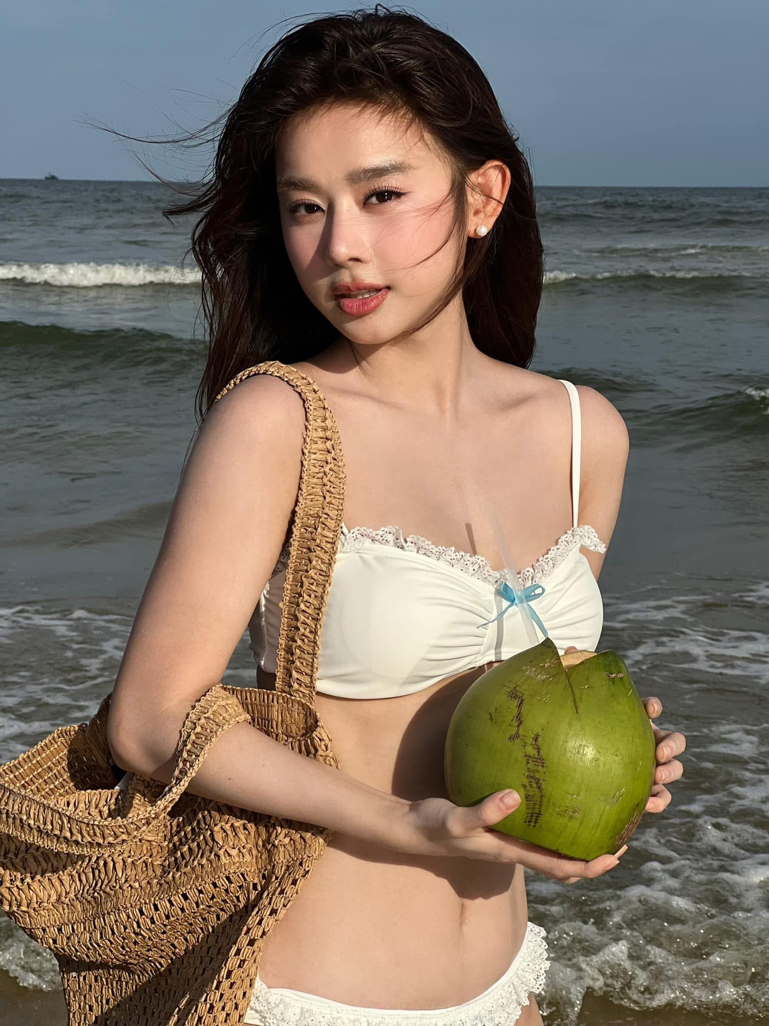 "Xả kho" bộ ảnh hè, Thư Đan Nguyễn khoe vóc dáng "vạn người mê" khiến fan được phen "đốt mắt"- Ảnh 2. "Xả kho" bộ ảnh hè, Thư Đan Nguyễn khoe vóc dáng "vạn người mê" khiến fan được phen "đốt mắt"- Ảnh 2.