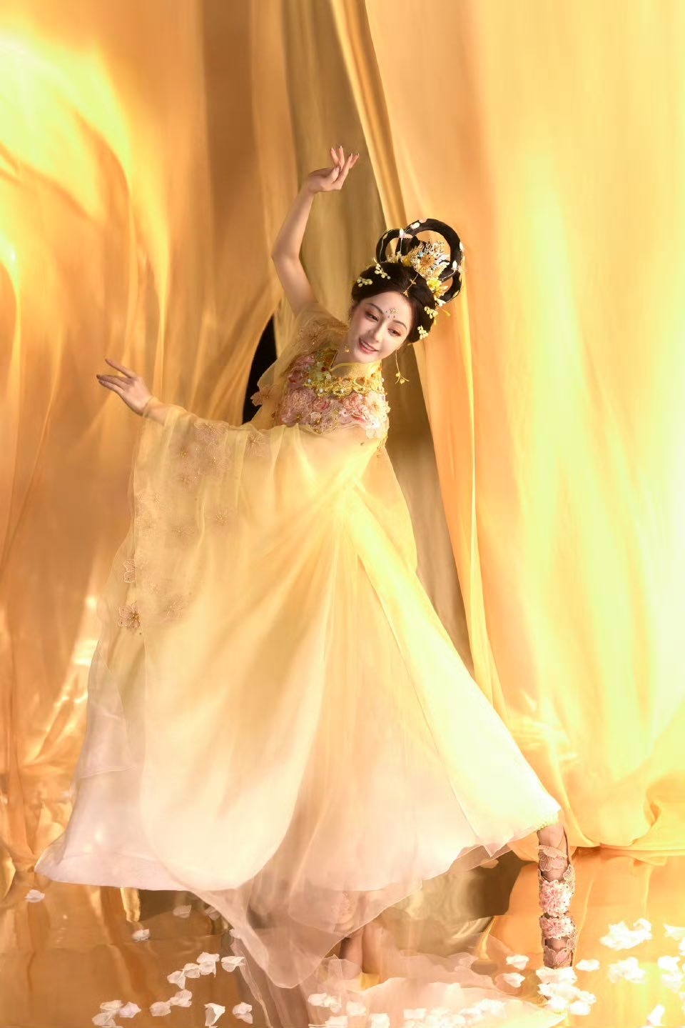 Ngàn vạn mỹ nhân đều thua chị Hằng đẹp nhất Trung Thu 2025: Tiên khí đầy người ngắm mà mê, không phân biệt nổi thật hay mơ- Ảnh 9.