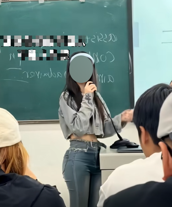 Một trang phục cũng được cho là không phù hợp cho giáo viên Một trang phục cũng được cho là không phù hợp cho giáo viên