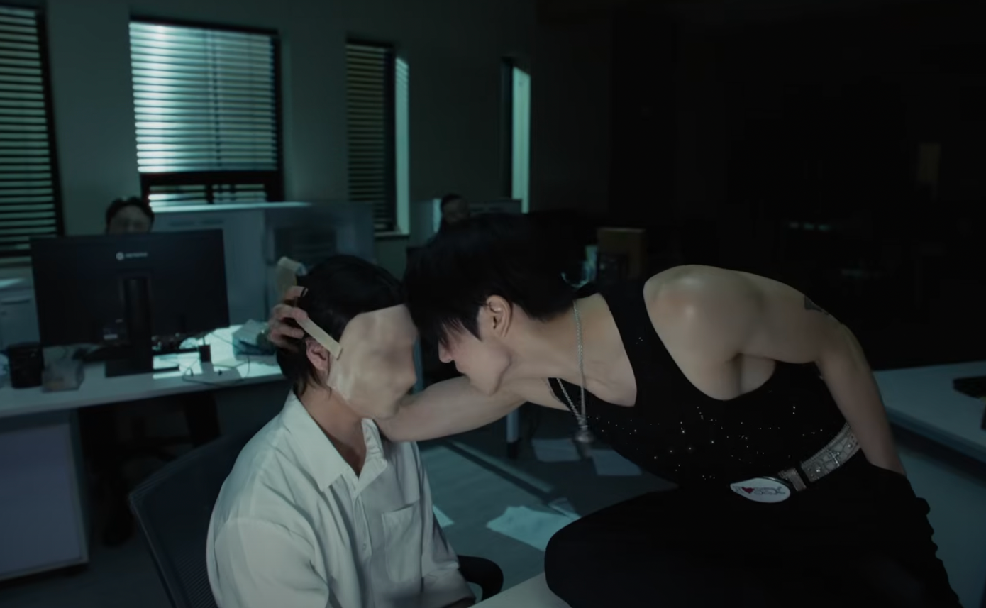 MV lồng ghép cảnh phim 18+ bị chỉ trích dữ dội- Ảnh 4.