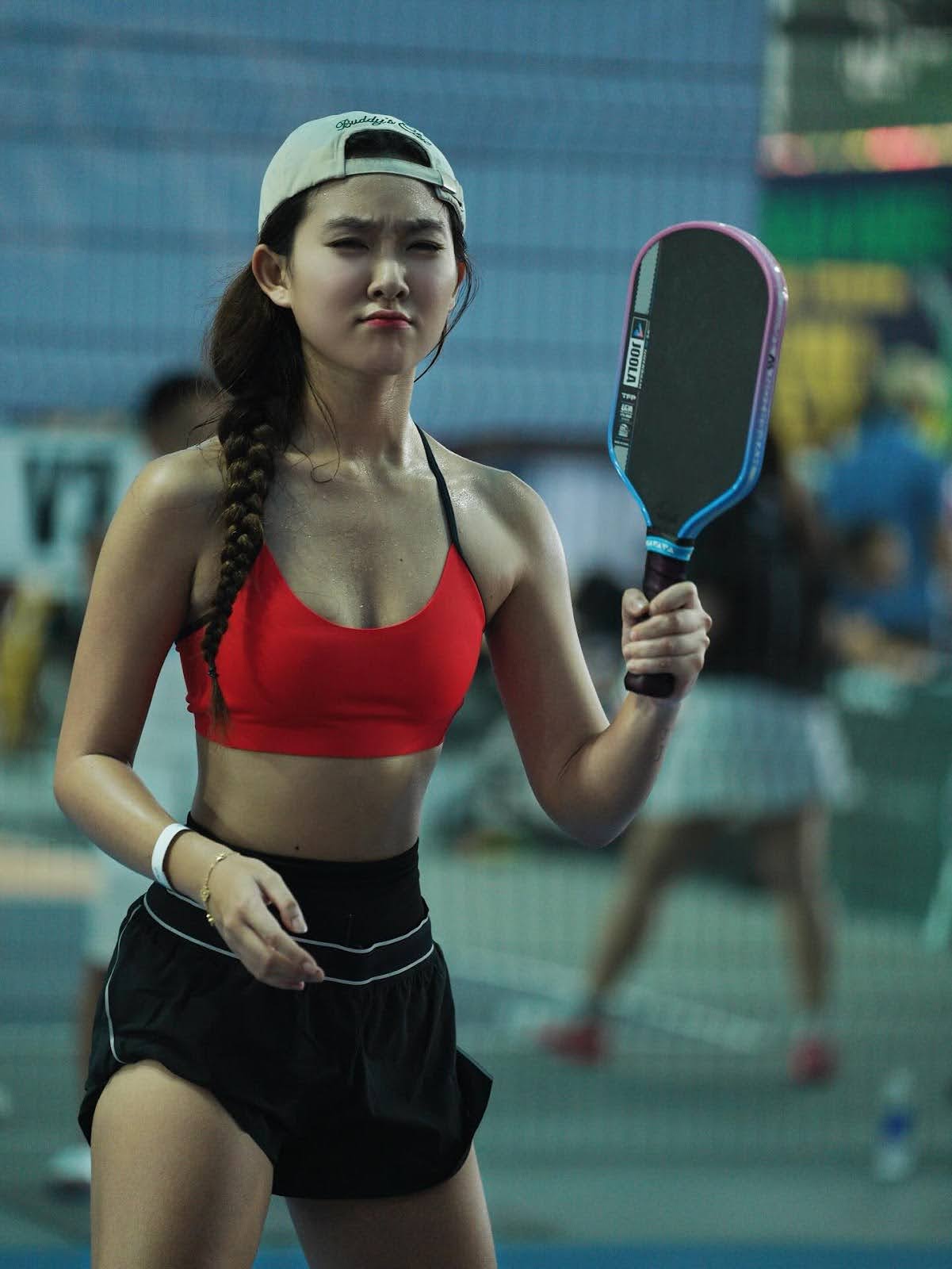 Khoảnh khắc dễ thương trên sân pickleball của cô nàng