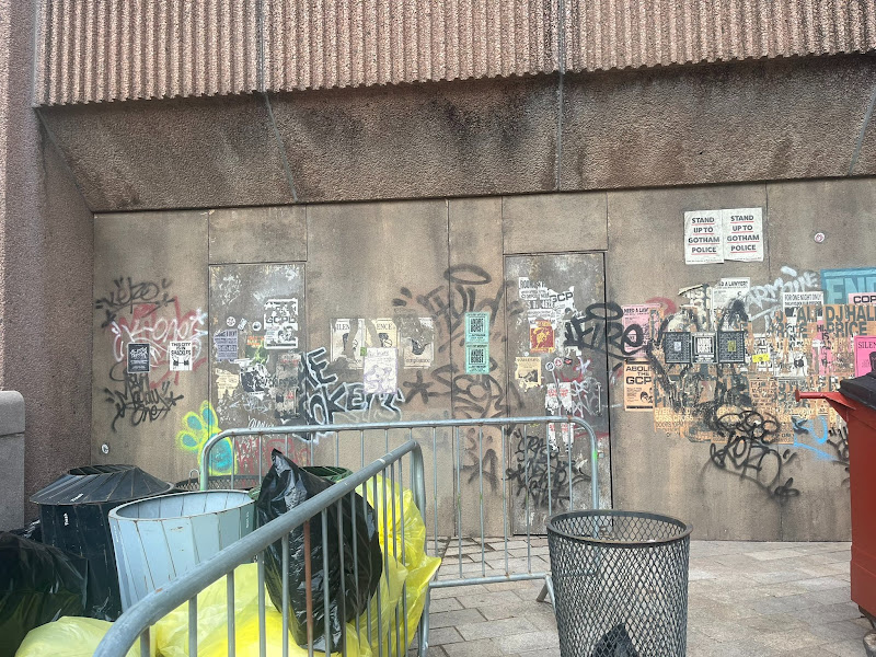 Ảnh hậu trường phim DC mới hé lộ sẽ có 3 phiên bản Joker trong DCU?- Ảnh 2. Ảnh hậu trường phim DC mới hé lộ sẽ có 3 phiên bản Joker trong DCU?- Ảnh 2.