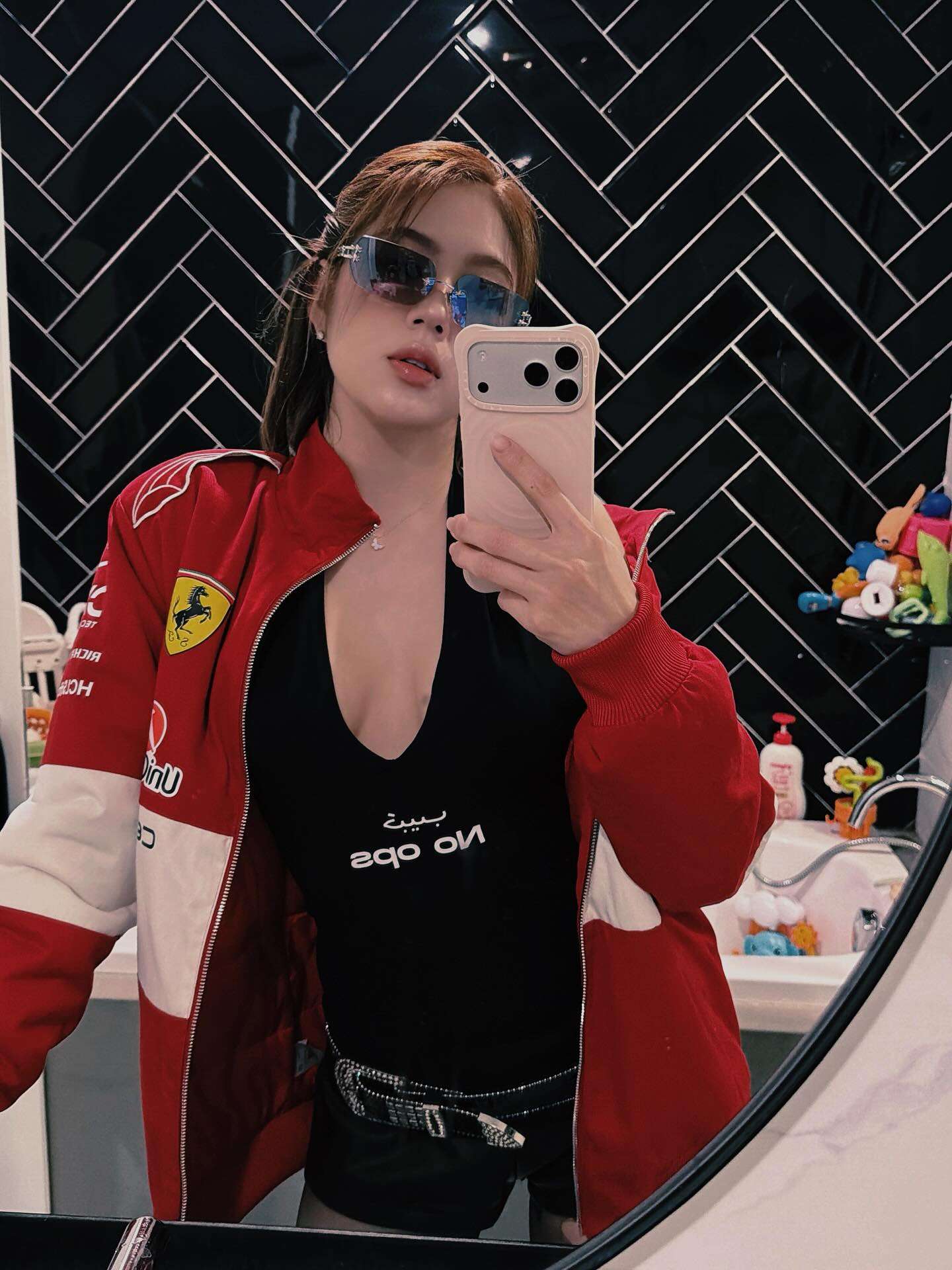 Visual cực bén của bà xã Rambo khi lên đồ đi xem concert- Ảnh 2.