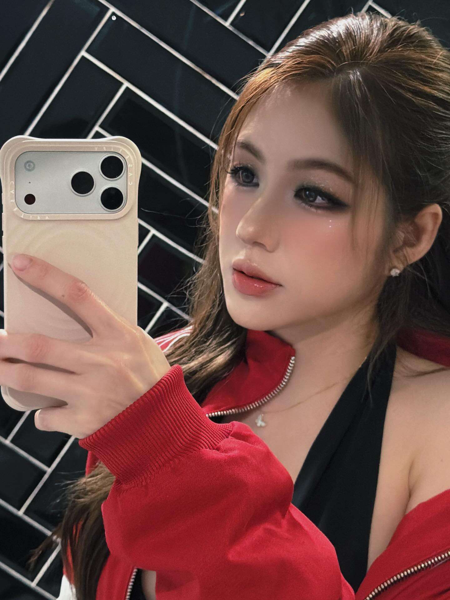 Visual cực bén của bà xã Rambo khi lên đồ đi xem concert- Ảnh 4.