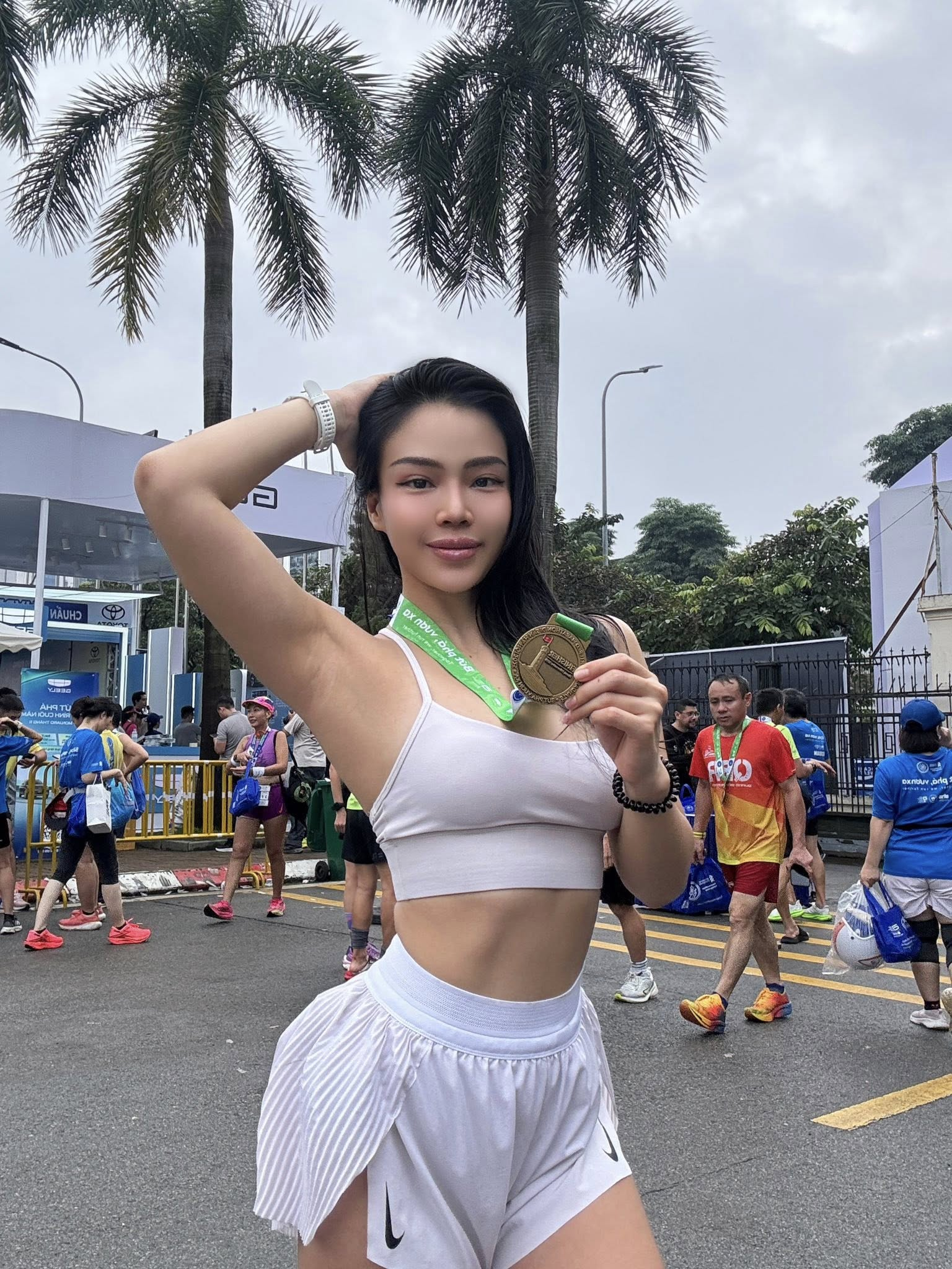 “Bê nguyên” outfit sexy từ phòng tập, nữ gymer hút triệu ánh mắt ở giải chạy marathon- Ảnh 3.