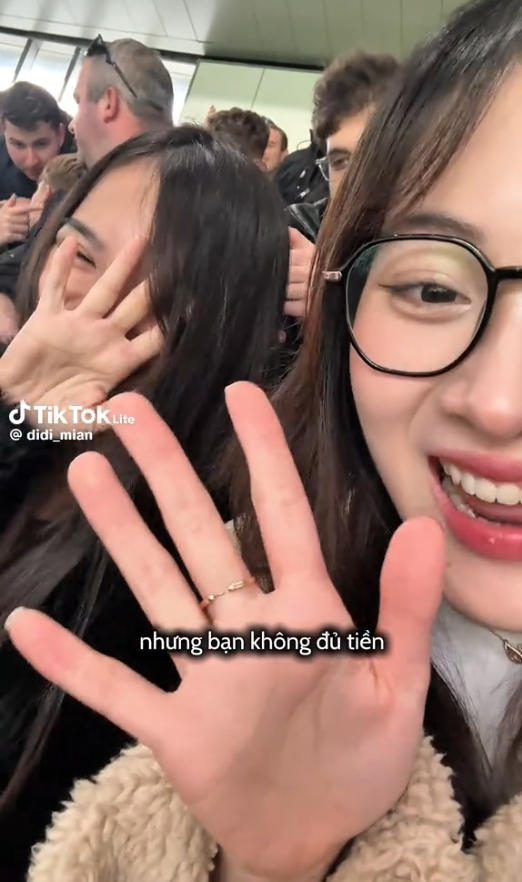 Đi xem MU, hai cô gái Việt suýt chút nữa “gặp hoạ” Đi xem MU, hai cô gái Việt suýt chút nữa “gặp hoạ”