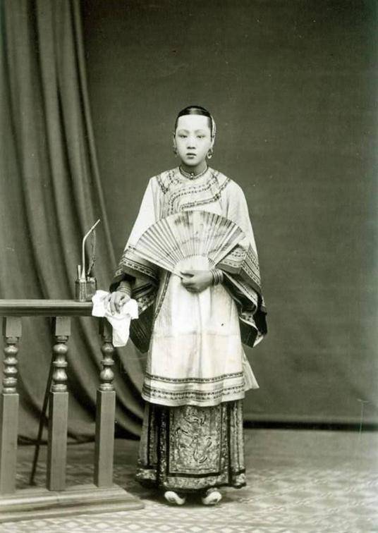 Bộ ảnh hiếm chụp thời nhà Thanh hơn 100 năm trước: Ngỡ ngàng trước nhan sắc giai nhân đứng cạnh Từ Hi Thái hậu- Ảnh 11. Bộ ảnh hiếm chụp thời nhà Thanh hơn 100 năm trước: Ngỡ ngàng trước nhan sắc giai nhân đứng cạnh Từ Hi Thái hậu- Ảnh 11.