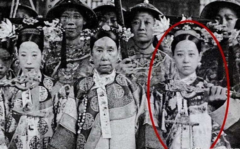 Bộ ảnh hiếm chụp thời nhà Thanh hơn 100 năm trước: Ngỡ ngàng trước nhan sắc giai nhân đứng cạnh Từ Hi Thái hậu- Ảnh 1. Bộ ảnh hiếm chụp thời nhà Thanh hơn 100 năm trước: Ngỡ ngàng trước nhan sắc giai nhân đứng cạnh Từ Hi Thái hậu- Ảnh 1.