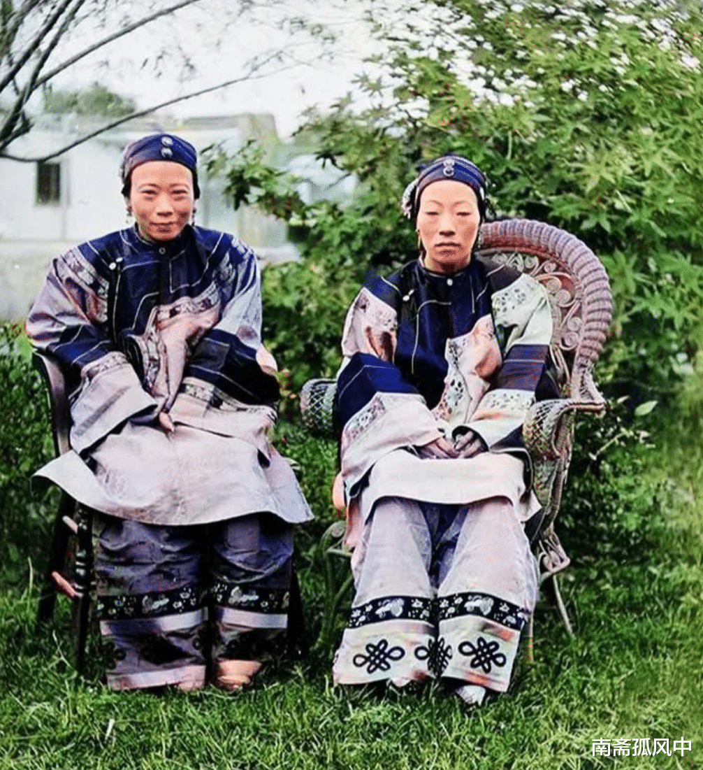 Bộ ảnh hiếm chụp thời nhà Thanh hơn 100 năm trước: Ngỡ ngàng trước nhan sắc giai nhân đứng cạnh Từ Hi Thái hậu- Ảnh 8. Bộ ảnh hiếm chụp thời nhà Thanh hơn 100 năm trước: Ngỡ ngàng trước nhan sắc giai nhân đứng cạnh Từ Hi Thái hậu- Ảnh 8.