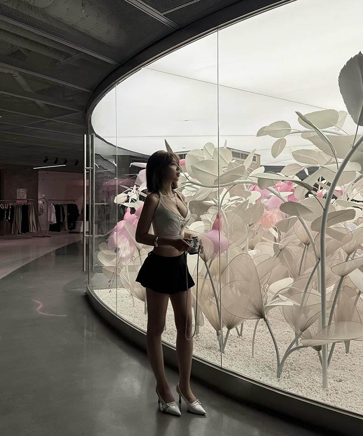 Hot TikToker khoe dáng với chiếc váy ren cũng làm cả chục ngàn fan lo “giữ chuỗi tháng 11”- Ảnh 11. Hot TikToker khoe dáng với chiếc váy ren cũng làm cả chục ngàn fan lo “giữ chuỗi tháng 11”- Ảnh 11.